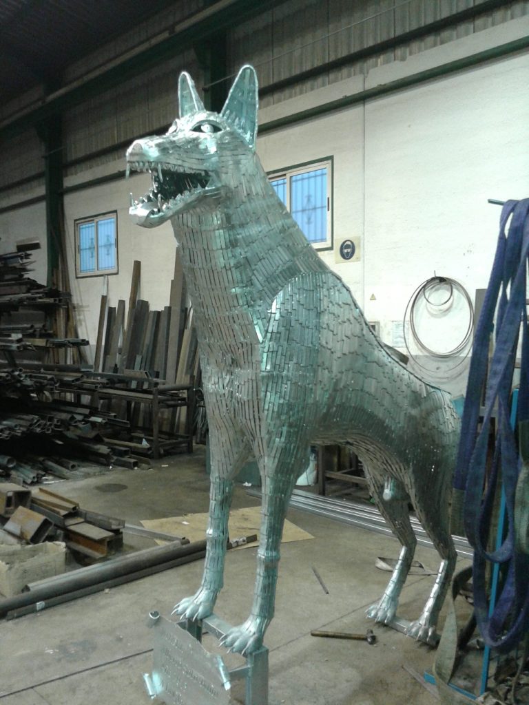 escultura de lobo